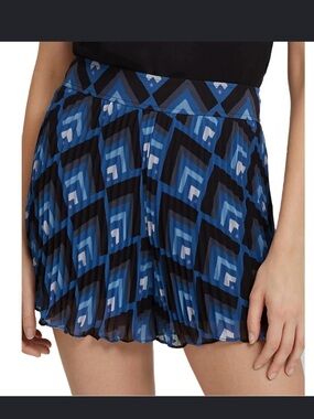 I NWT Brand New Women's Club Monaco Jesstina Peated Blue and Geometric Shorts